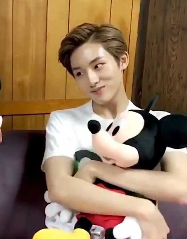 이때 표정이랑 입매랑 포즈까지 너무너무 윈윈아 안녕 응 안녕 왜 반말이야 나 구십살이야 같아요