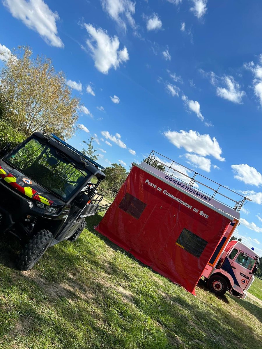 ProtecCivile53's tweet photo. [VANDBFEST]

☀️ Une semaine très intense s'annonce pour nos équipes.

👉 Hier, nos bénévoles sont allés installer notre #PosteDeCommandement sur le site du @VandBFest pour la gestion et la Régulation des secours.

@Prefet53 @chateau_gontier https://t.co/LWaJnyEWO0