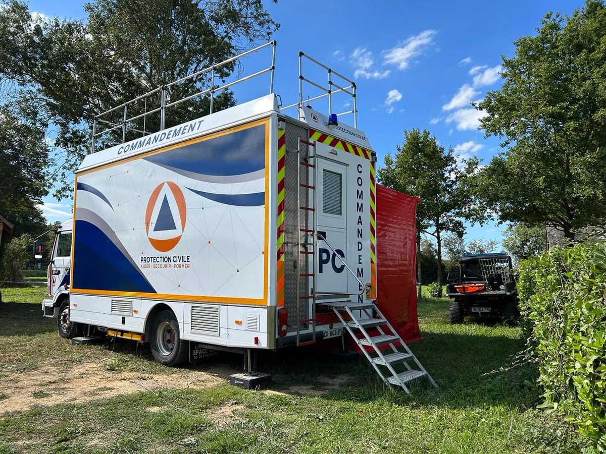 ProtecCivile53's tweet photo. [VANDBFEST]

☀️ Une semaine très intense s'annonce pour nos équipes.

👉 Hier, nos bénévoles sont allés installer notre #PosteDeCommandement sur le site du @VandBFest pour la gestion et la Régulation des secours.

@Prefet53 @chateau_gontier https://t.co/LWaJnyEWO0