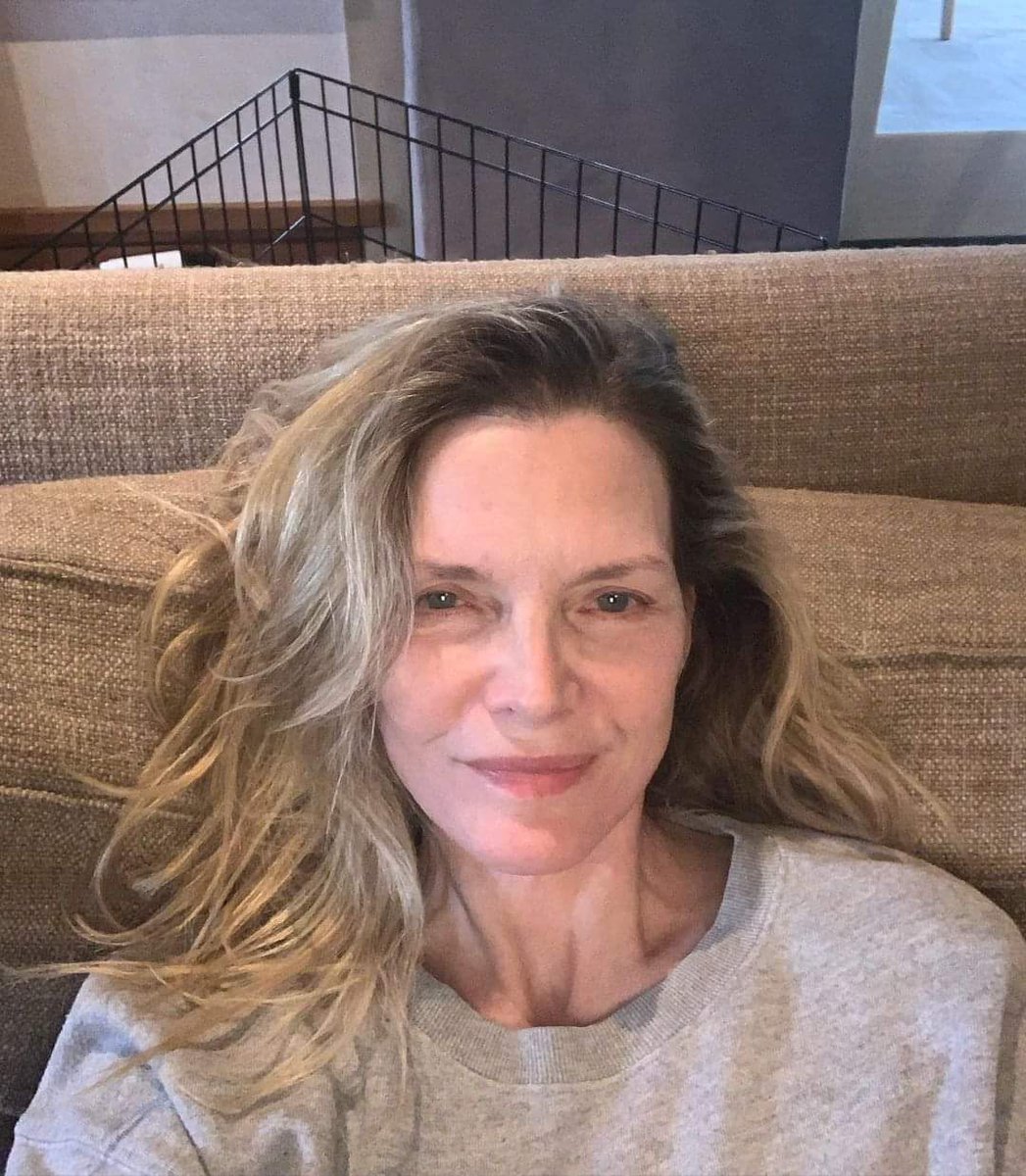 RobertDeglane's tweet photo. Se puede envejecer bien, muy bien y luego en otra liga juega Michelle Pfeiffer, que luce así con 65 años.

Buenos días, Tuiter ☕️ https://t.co/zJ1QqmaU6A
