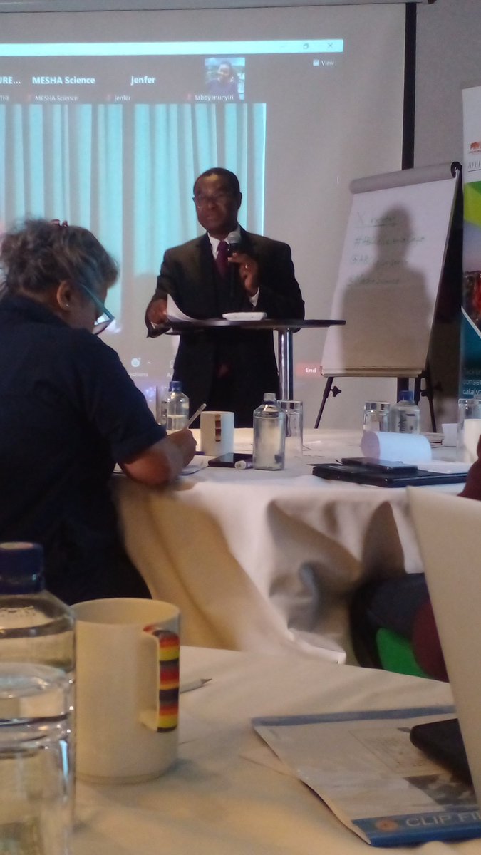 iam_duhvid07's tweet photo. Fred Kwame Kumah from AWF delivering the opening remarks at the #ABCGSciencecafe, hosted by @ABCGconserve and @MeshaScience. https://t.co/CBLYSZlcPl