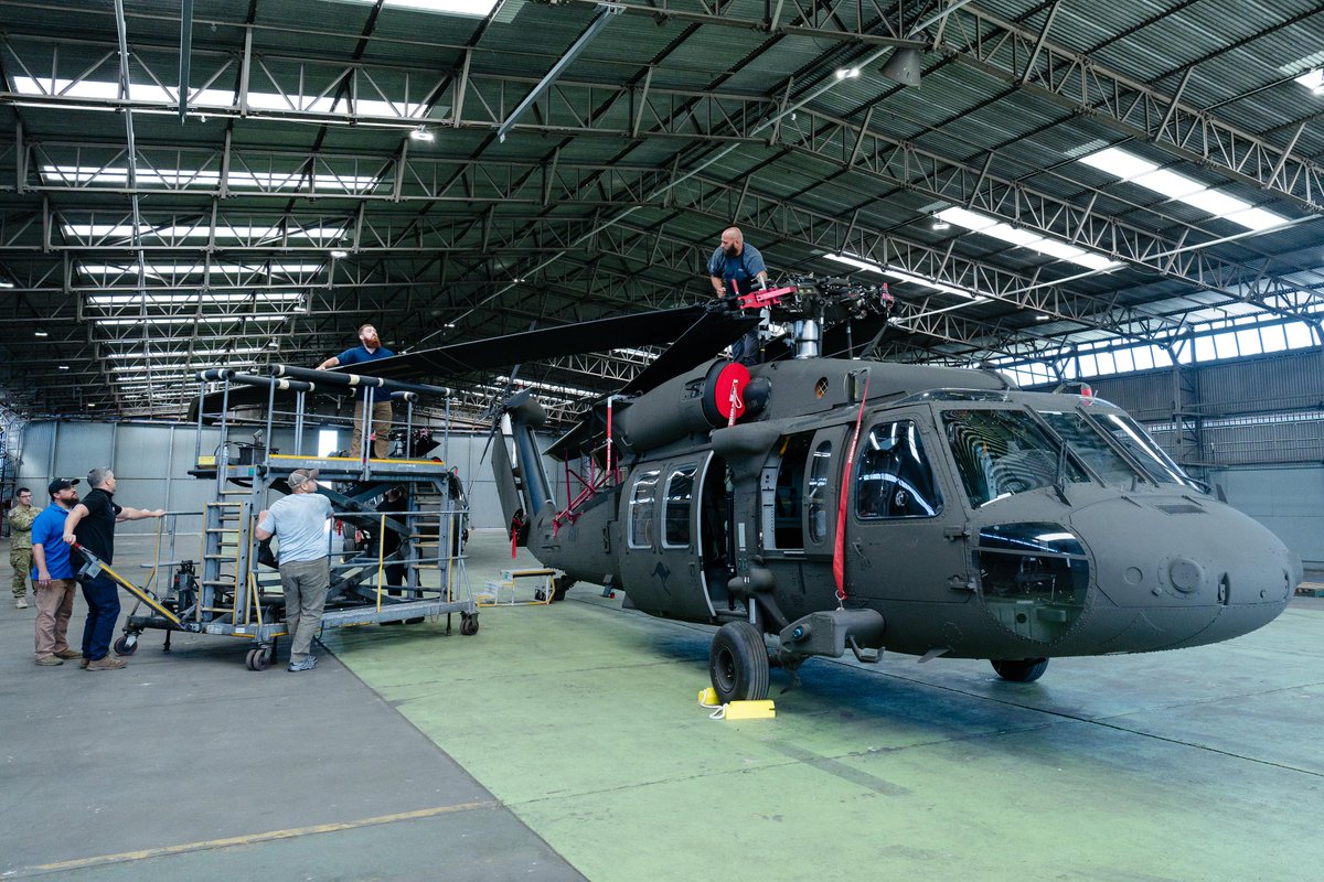 The first 3 of a planned fleet of 40 UH-60M Black Hawks arrived recently in Sydney on board two <a href="/usairforce/">U.S. Air Force</a> C-17A Globemasters. The Black Hawks will undergo a short period of testing before they are ready to commence flying operations later this year. 💪🇦🇺🇺🇸

#YourADF