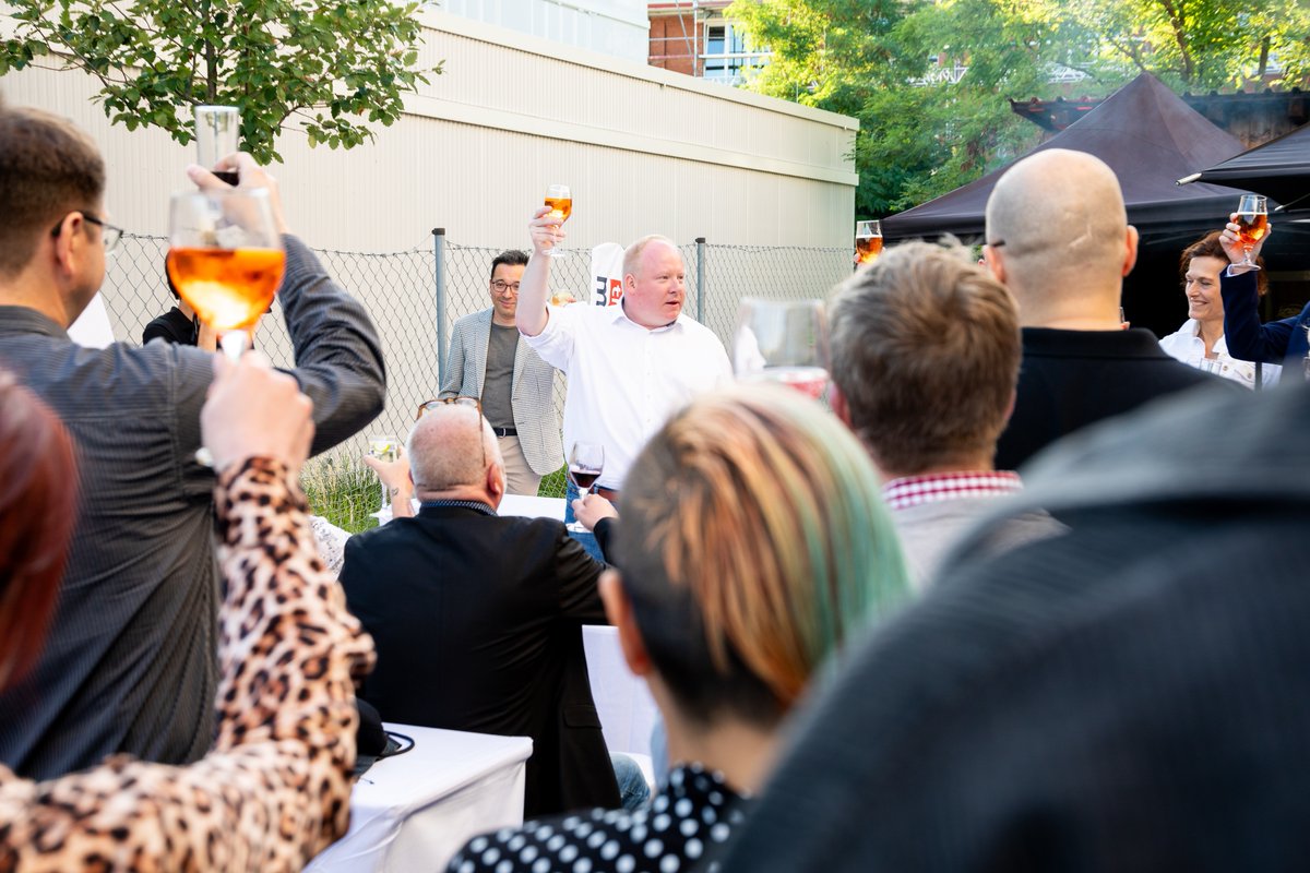 rt_fm's tweet image. 15 Jahre rtfm – was für eine Zeit! 🚀 Vielen Dank für die gute Zusammenarbeit in all den Jahren – verbunden mit der Frage „ist es denn wirklich schon so lange her?“ – ja, es ist! 
Danke Ihnen &amp;amp; Euch für die Glückwünsche per Mail, Telefon oder vor Ort! Auf die nächsten 15!