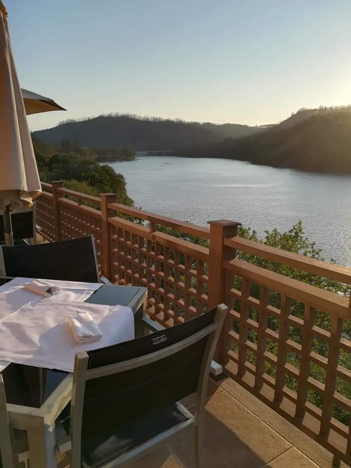 skymanuelima's tweet photo. Em Conchada, nas margens do Rio Mondego, a jusante da barragem da Aguieira, encontra-se este simpático hotel e spa cujo restaurante e a respectiva esplanada possui 1 vista fantástica. #Conchada #RioMondego #Aguieira #Hotel #Restaurante #travelphotography #viagens #FotógrafoAmador https://t.co/kJE6xhqbZD