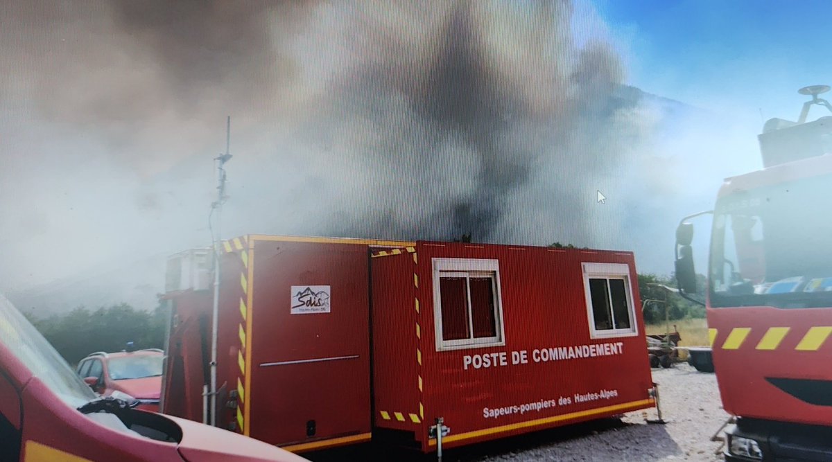 Plus de 130ha. Risque sur un massif de 1000ha.  Très difficile d'accès. La journée va être compliqué... #FeuDeForêt #sdis05 #pompiers