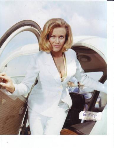 Remembering Honor Blackman. Born this day in 1925 in Plaistow, Essex. English actress, best known for the roles of Cathy Gale in iconic 60’s tv show The Avengers and Bond girl Pussy Galore in Goldfinger #HonorBlackman 😍⭐️🥀
