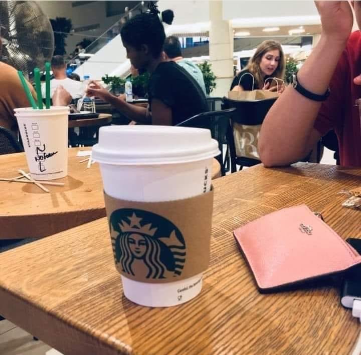 “Türkiye de ki 525 şubesiyle Türk halkına 80 liradan kahve satan Starbucks ailesine tesekkurlerlerimi sunuyorum.!!
Tüm Avrupanın iki katı şube sayısına ulaşmış olmalarına rağmen, doğan görünümlü şahin müşterilerinin 20 dakikalığına olsada sınıf atlamalarına yardımcı olmaları ise