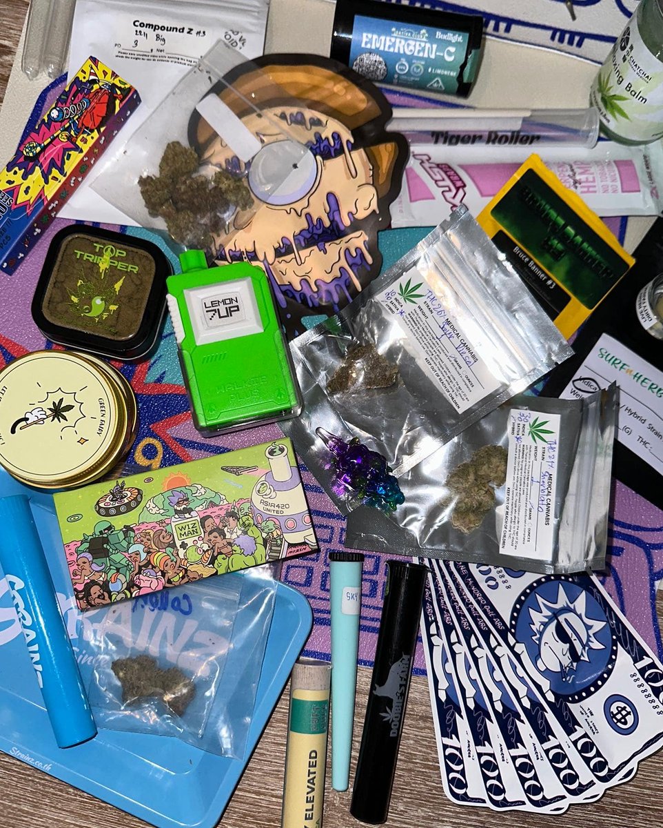 wizmanspace's tweet photo. Island Holiday 4 Stoners 🍵🔥🍃
普吉島應該突破420家花店囖
一周爆chill二十家已歇氣 每家���都試了2-3個品種 還有普吉島杯賽冠軍
沒想到710er也不少 品類豐富美味 Kief pre-roll和moon rock應有盡有🤤

價格偏高 平均在500-800泰銖/g
由於島上實在太熱 加上淡季人流少 展品很多都又熱又潮 品相略微gg
泰地區的草店對保存和展示這環都頭疼 9成氣味偏潮和酸 曼谷farmer都説濕度過高

狂熱dabber帶好手持冰箱隨時冰好口糧😁
​泰爽就是有山有海 有人潮也有安靜的海灘 海島最秋就是吹吹海風游個泳 浪上floating 騎騎車 喝個咖啡share一隻🦝🌊🌊(●￣(ｴ)￣●)

#asia420 #wizman #phuket #thailand420 #phukethigh #phuket420 #420 #710  #420exploring #asia420united