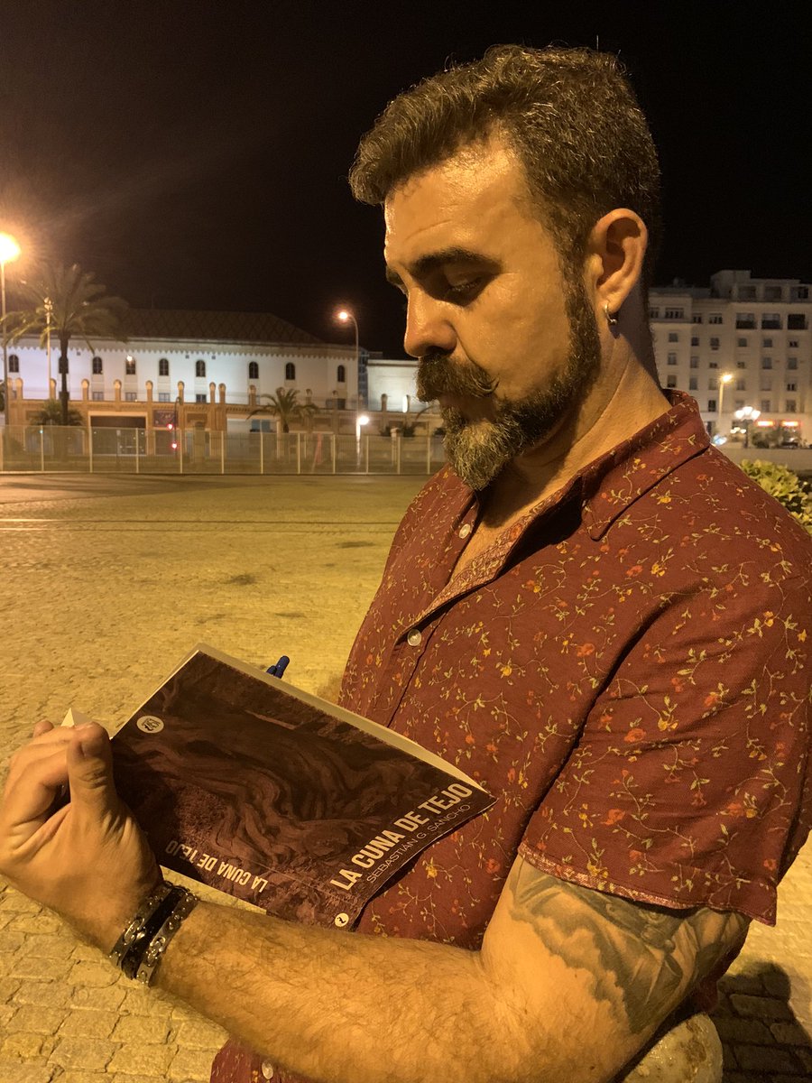 miexperienciac2's tweet photo. Noche de firmas: Sebastián G. Sancho firmándome su maravillosa obra de terror gótico andaluz “La Cuna de Tejo”. Una delicia.
#lacunadetejo #terror #terrorgotico #novela #libros #leer #lecturas #blogliterario #sebastiangsancho @SebastianGSanch https://t.co/OJnwiihZ8r