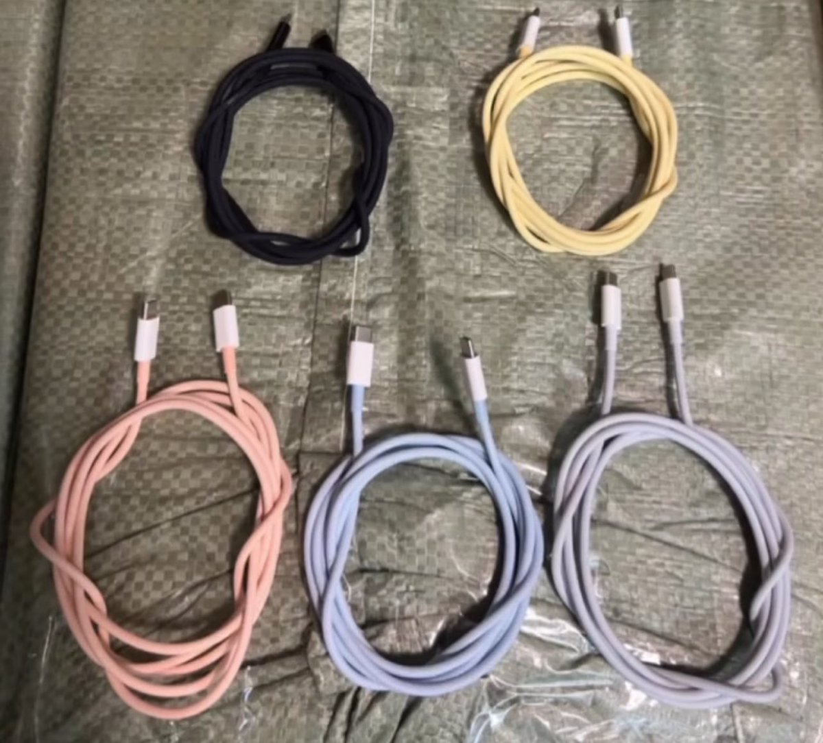 ApplesFresh_'s tweet photo. iPhone 15 Pro
According to the latest rumors, the iPhone 15 series will come with color-matched cable.
Made by @atuos_user
#apple #iphone #iphone14 #iphone14pro #iphone14promax #ìphone15pro #iphone15promax #iphone16 #ipad  #applewatch #appleevent  #render #concept #refinedsign https://t.co/bsmHEsnmKX