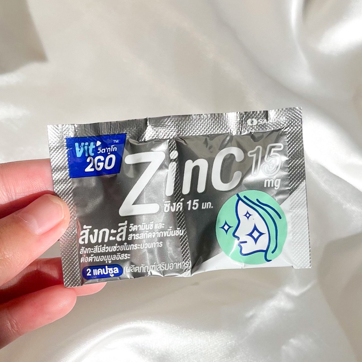 imwntn_'s tweet photo. Vit2GO Zinc ตัวใหม่นี่เริ่ดเด้อ ลองแล้วช่วยยุบสิวได้ดีเลย รู้สึกหน้ามันน้อยลง มีวิตซีที่ช่วยให้ผิวใสขึ้นด้วย ราคาก็คือ 15 บาท ว่าถูกแล้ว แบ่งกินได้ 2 ครั้งไปอี๊ก น้องมัธยมก็ซื้อได้แบบสบายกระเป๋า  #Vit2Goสู้สิวหน้าใสไร้ผิวมัน https://t.co/f26F8p5lGA