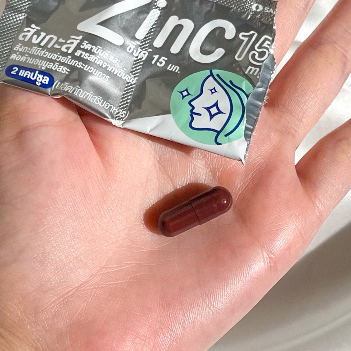 imwntn_'s tweet photo. Vit2GO Zinc ตัวใหม่นี่เริ่ดเด้อ ลองแล้วช่วยยุบสิวได้ดีเลย รู้สึกหน้ามันน้อยลง มีวิตซีที่ช่วยให้ผิวใสขึ้นด้วย ราคาก็คือ 15 บาท ว่าถูกแล้ว แบ่งกินได้ 2 ครั้งไปอี๊ก น้องมัธยมก็ซื้อได้แบบสบายกระเป๋า  #Vit2Goสู้สิวหน้าใสไร้ผิวมัน https://t.co/f26F8p5lGA