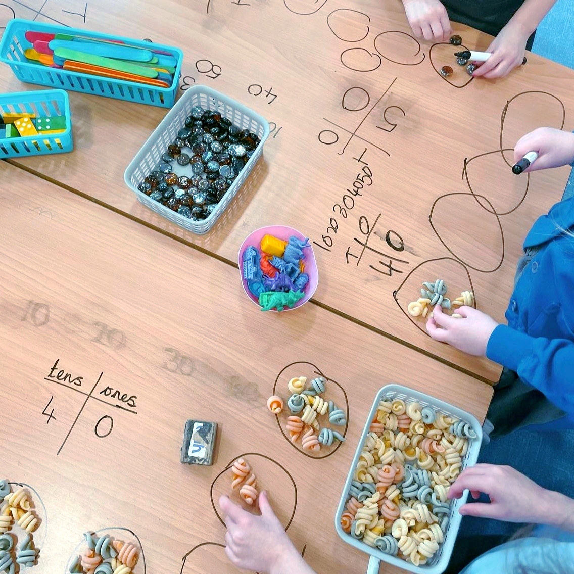 PrimaryStarsEd's tweet image. Busy, hands-on learning - we love to see it! 😍

#mathsdisplay #ks1mathslessons #freeresources #freemathsresources #teachingideas #numberbondsto10 #numberbonds #education #numberbondsto20 #teachingresources #mathsskills #ks1education