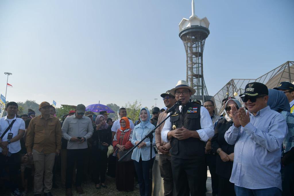 ridwankamil's tweet photo. Telah berlangsung soft launching Situ Bagendit dan meresmikan / penandatanganan Prasasti Penataan Situ Kemang Bogor, Situ Taman Sari Bogor, Situ Kandang Sapi Bogor dan Situ Jatijajar Depok. Semoga menjadi landmark baru Jawa Barat dan menjadi destinasi wisata yang mendatangkan manfaat untuk masyarakat. #IndonesiaJuara #JabarJuara #RidwanKamil -admin