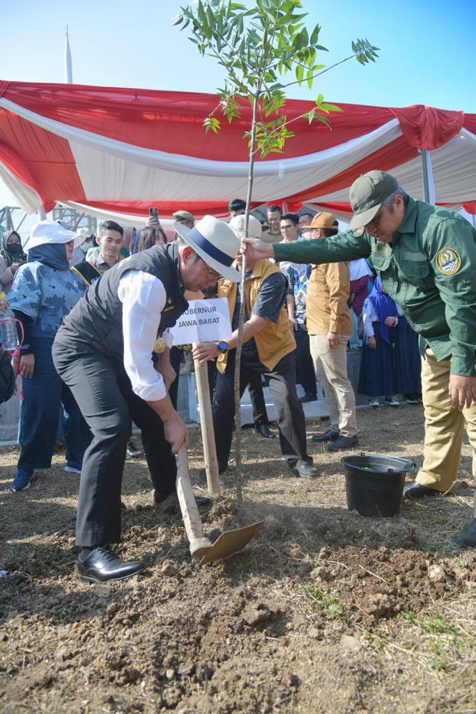 ridwankamil's tweet photo. Telah berlangsung soft launching Situ Bagendit dan meresmikan / penandatanganan Prasasti Penataan Situ Kemang Bogor, Situ Taman Sari Bogor, Situ Kandang Sapi Bogor dan Situ Jatijajar Depok. Semoga menjadi landmark baru Jawa Barat dan menjadi destinasi wisata yang mendatangkan manfaat untuk masyarakat. #IndonesiaJuara #JabarJuara #RidwanKamil -admin