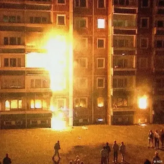 Am Abend des 22. August 1992 beginnen in Rostock-Lichtenhagen die rassistischen Angriffe auf die Menschen in der Zentralen Aufnahmestelle für Asylbewerber u. dem Wohnheim für ehemalige vietnamesische Vertragsarbeiter. Vier Tage dauerten sie an. Tausende Anwohner applaudierten.