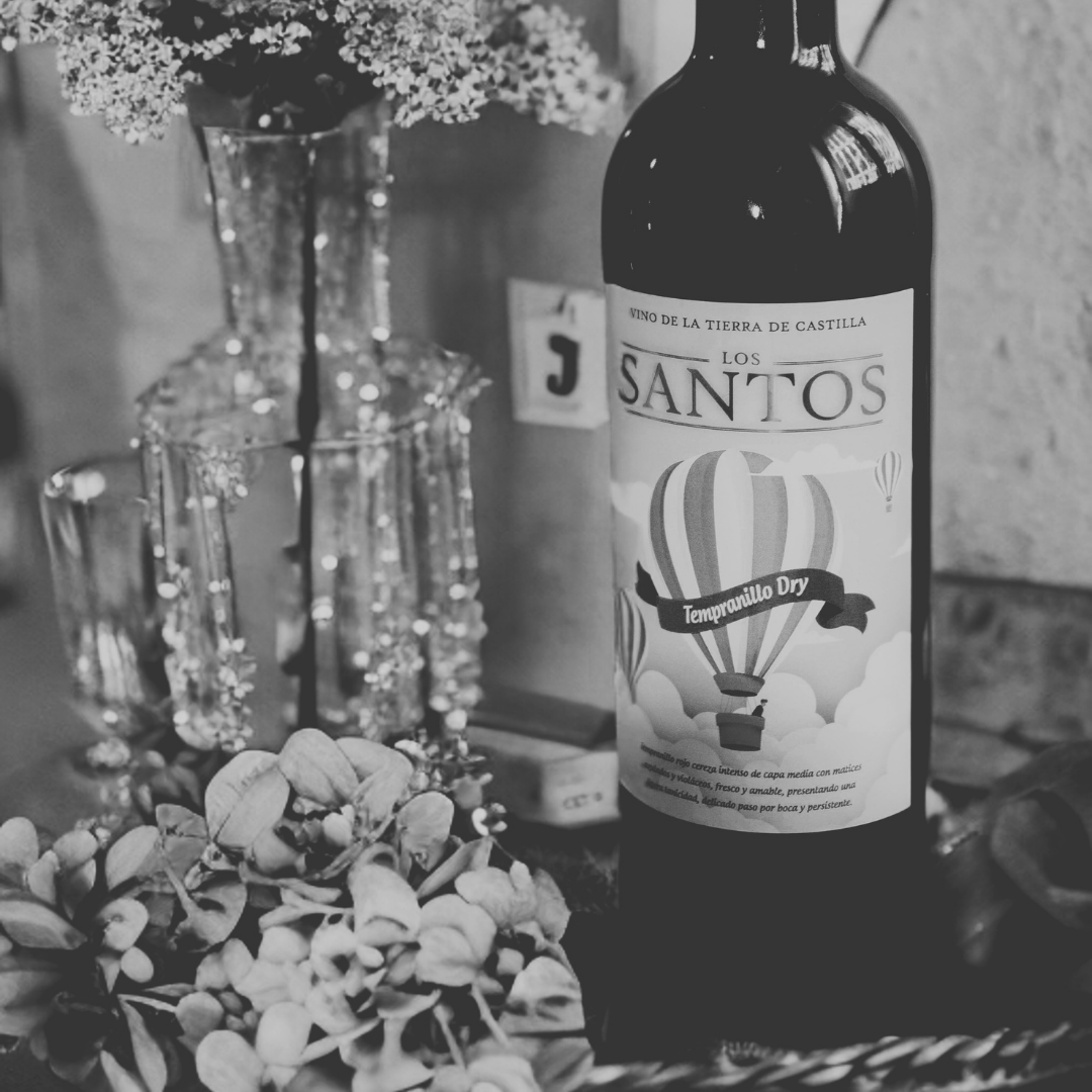 Los Santos Tempranillo es un vino de corte clásico, honesto, de carácter frutal. Un vino fresco y alegre en el que la sencillez se torna en virtud.