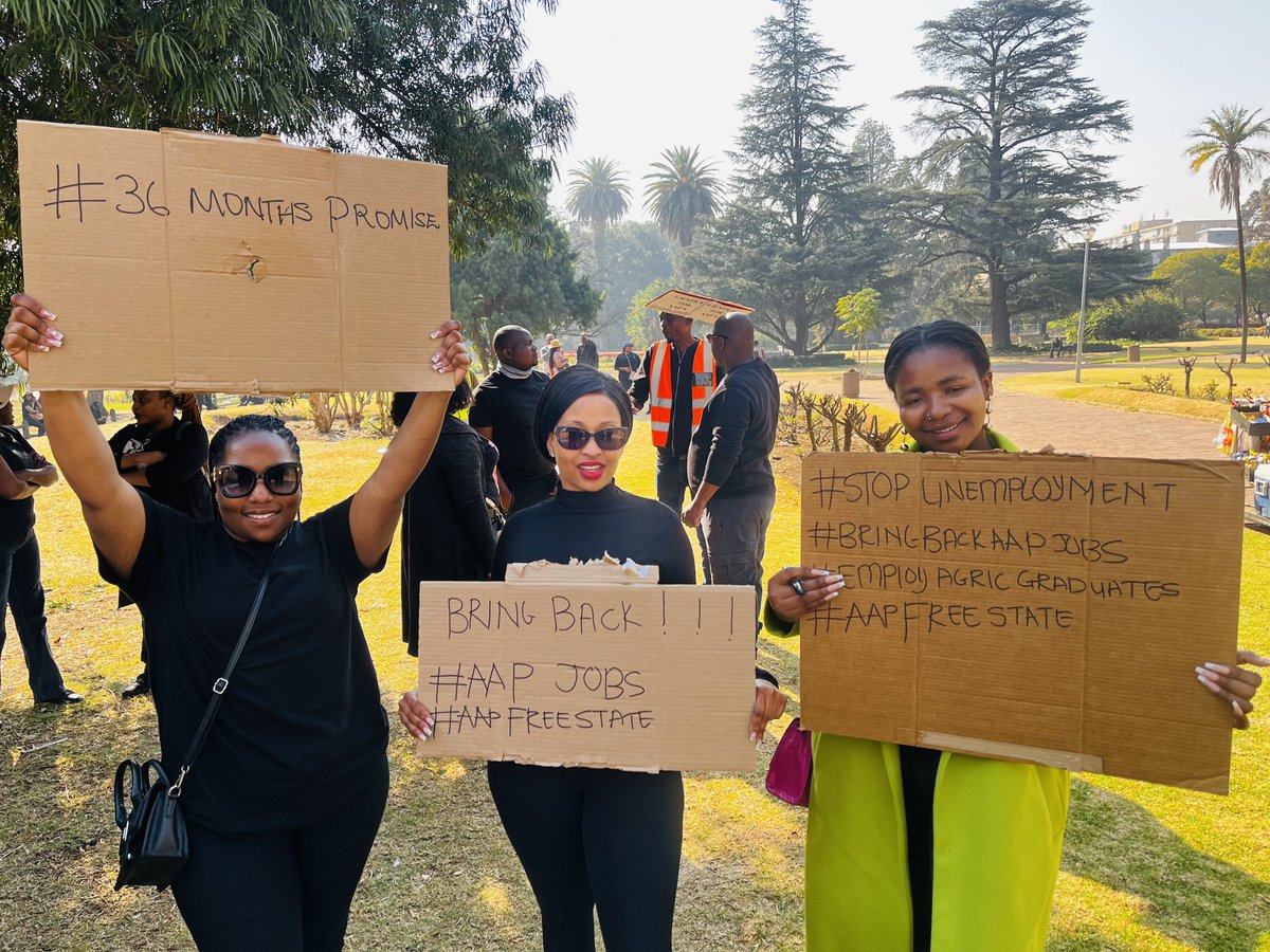 AssistantPracti's tweet photo. The day has arrived, we’re committing to this March and submitting our memorandum to the president @CyrilRamaphosa , we want actions- we know agriculture is the backbone of this country. Our farmers need us. #Justice4AAPs #BringBackAAPJobs 🙌🏿 @EFFSouthAfrica @eNCA https://t.co/42jXYACjQg