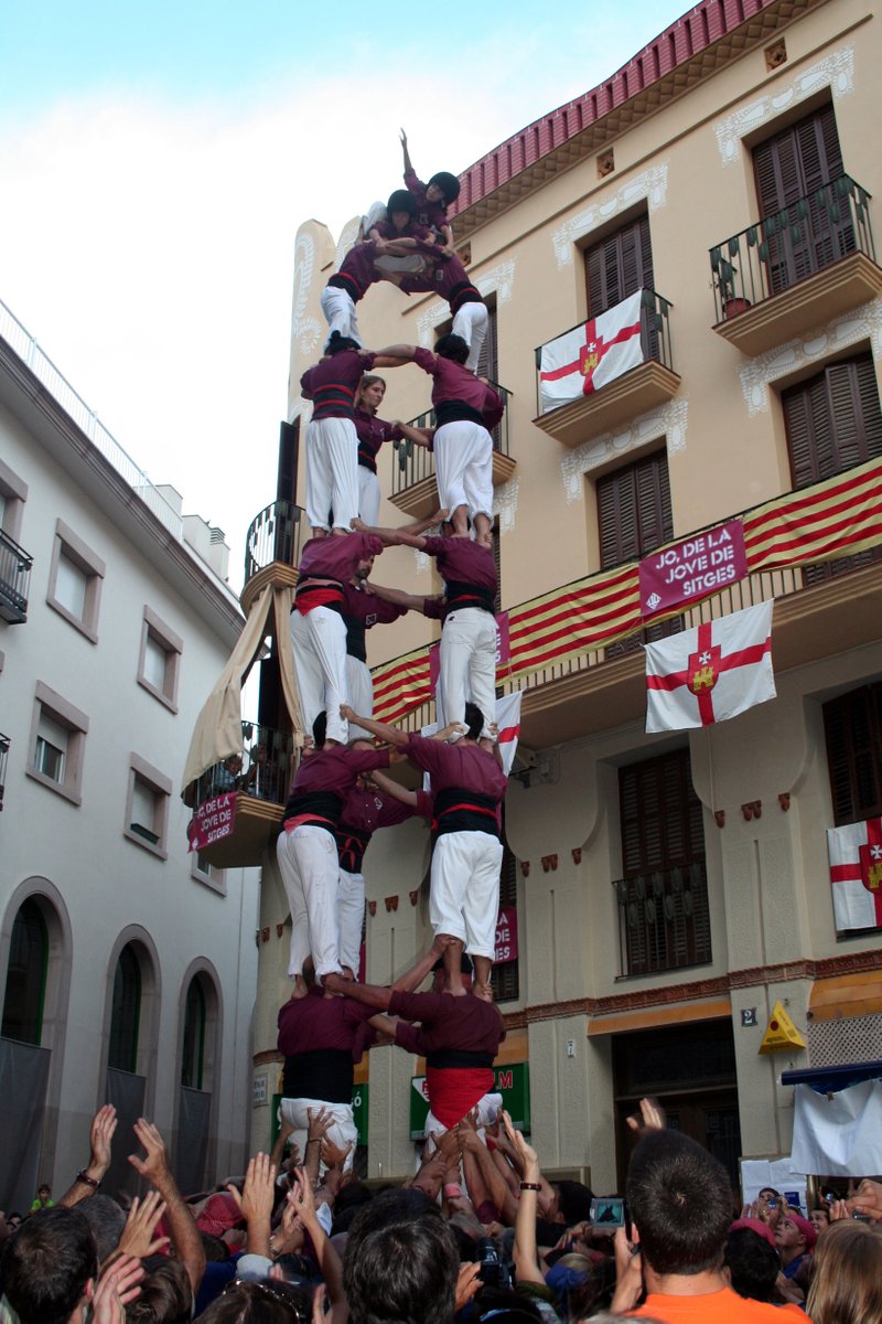 #TalDiaComAvui de fa 30 anys, la <a href="/jovedesitges/">Jove de Sitges</a> va fer el seu primer castell. 
Amb la camisa de color vi que ens havia proporcionat Toni Deulofeu i infinites il·lusions, iniciàvem un camí que ens ha dut a les portes del cel. I que continuï.
#castells #castellers #Sitges