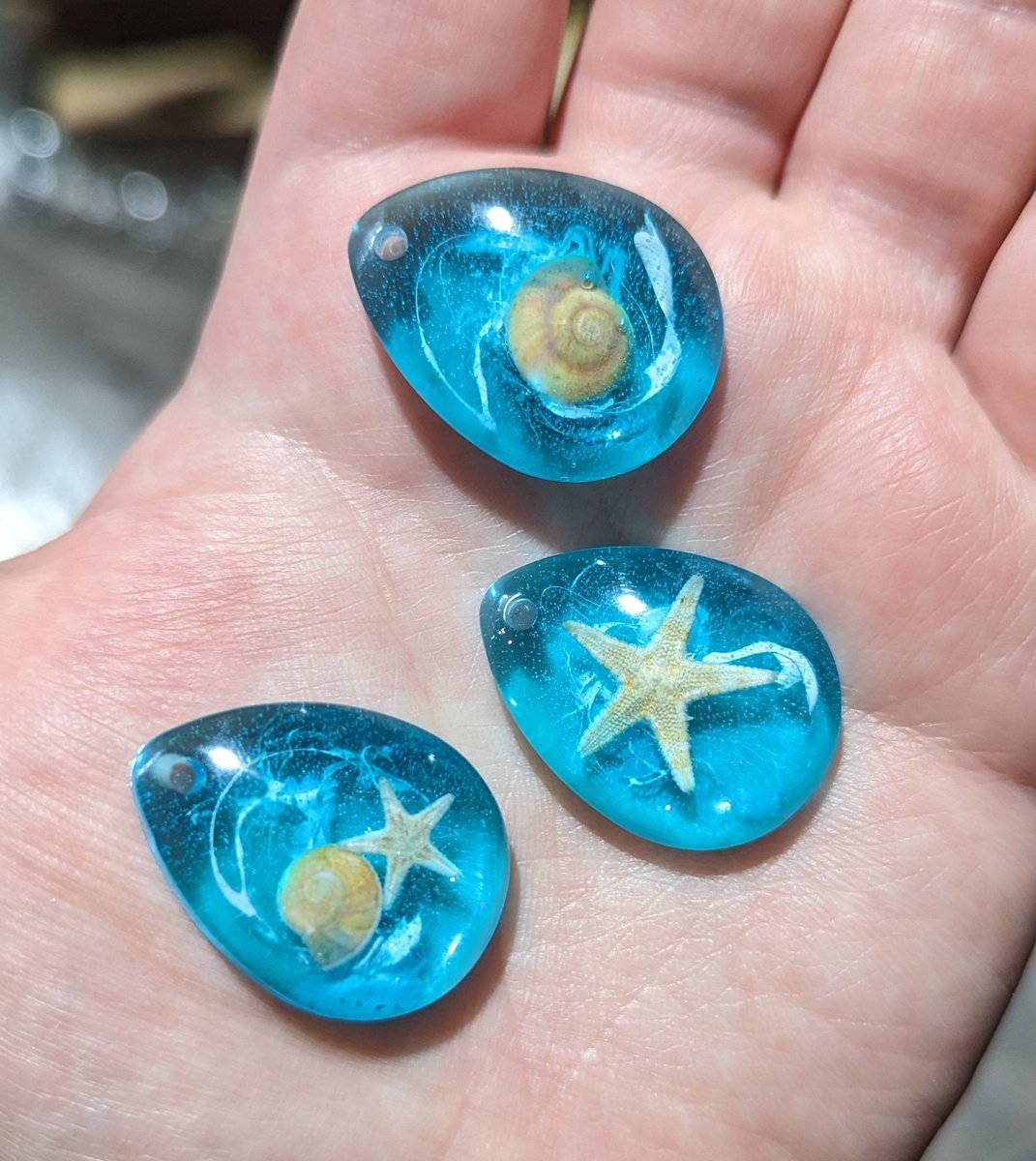 AREN'T THEY CUTE?! 
I was so pleased with how they turned out. These little pendants might soon be making their way onto my Etsy...

#resin #resinjewelry #handmade #shelljewelry #fox