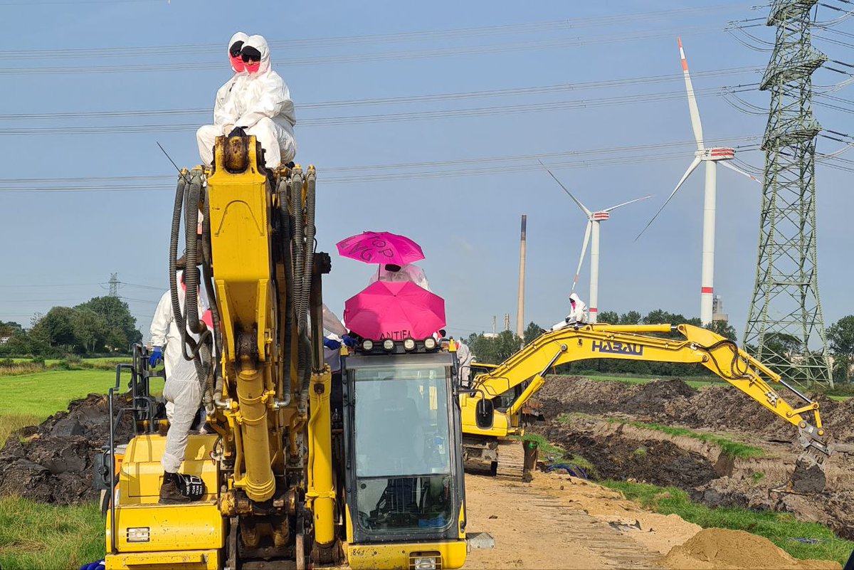 ++De-constructed:#FossilCapital++

✊🏼Successful blockade of LNG-terminal construction site @ #Brunsbüttel. We love to stop diggers🛠️

🔥As most affected #GlobalMajority countries are burning, let's shut down neocolonial 🇩🇪 #FrackOff gas infrastructure!

Next up: #Ruegen, 22.-24.9