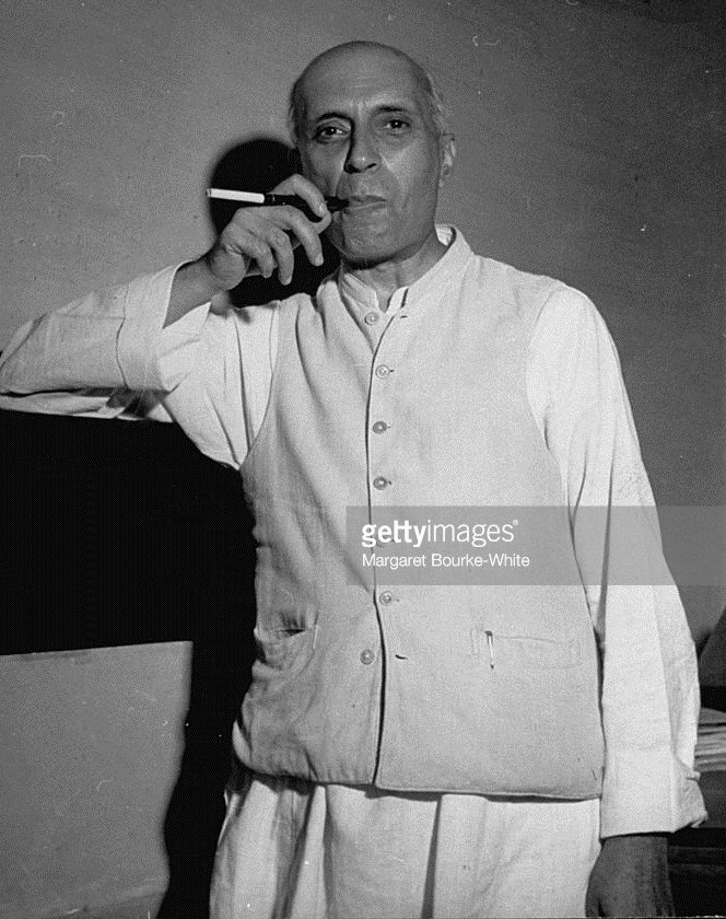 Prakharshri78's tweet image. पंडित नेहरू और उनका बेचारा अंगरक्षक : एक रोचक संस्मरण
साभार – लोकदेव नेहरू, लेखक – राष्ट्रकवि रामधारी सिंह दिनकर

"एक बार पंडित नेहरू की जनसभा में हंगामा हो रहा था। पंडित नेहरू मंच से भीड़ में कूद गये। तभी उनका अंगरक्षक भी उनके पीछे आ गया और नेहरू की सुरक्षा के लिये उसने हाथों से…