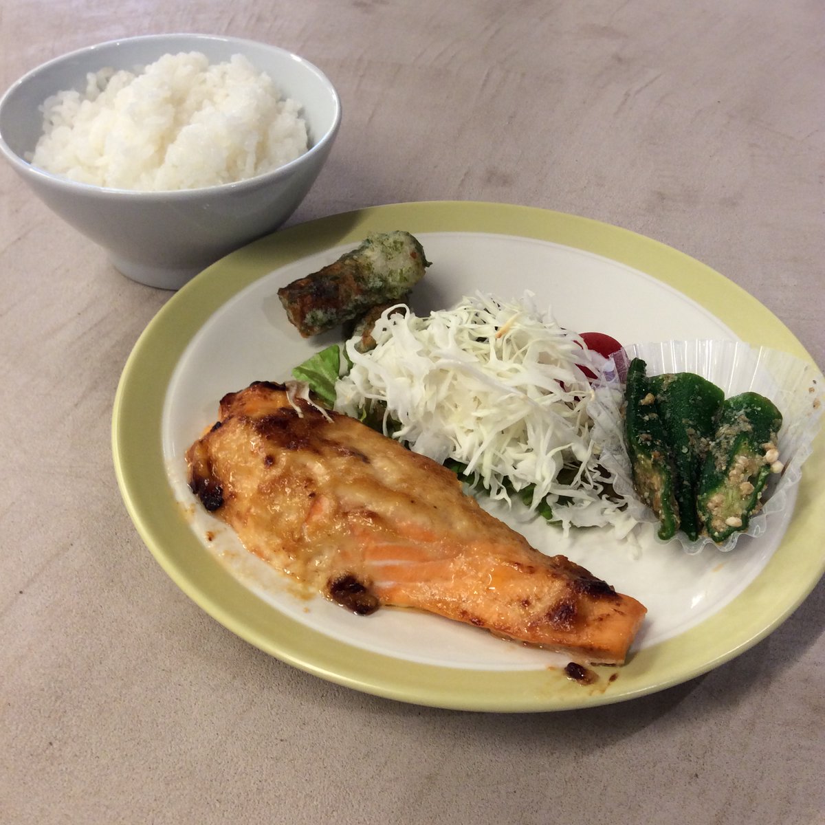 arbo_kitchen's tweet photo. 本日のメニューは鮭の味噌マヨネーズ焼きです！

ピアゴ清水山店　魚里様よりお魚の寄付をいただきました✨
とっても立派な鮭です！ご支援ありがとうございました。 https://t.co/mBusWB0nJW