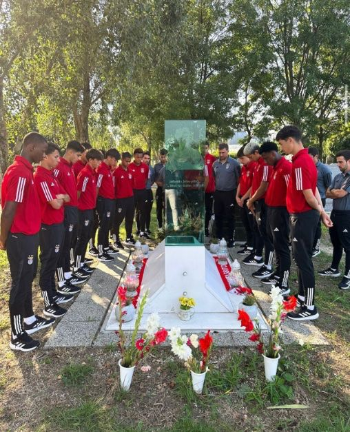 O Benfica participou num torneio de juvenis na Hungria e prestou homenagem a Miklós Fehér. 

Nunca serás esquecido!