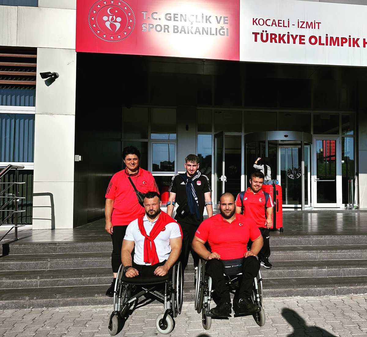 Dubai’i de düzenlenecek olan Parapowerlifting Dünya Şampiyonasında milli takımımız adına mücadele edecek olan kulübümüz sporcuları: Reyhan Polat, M.Kaan Aktürk, Uğur Yumuk, Faruk Öztürk ve Serkan Çakmaz’a başarılar diliyoruz.