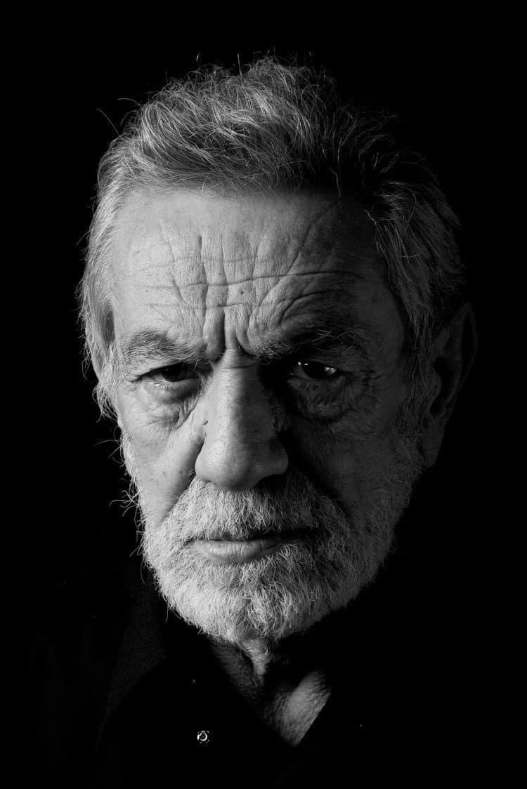 QQ7AT's tweet image. &quot;في يوم ما شعرت بضرورة عدم خذلاني للآخرين، كنت أعمل رغم كرهي للعمل، ذهبت إلى حفلات لم أرد حضورها، رأيت أشخاصًا لم استطع الحديث معهم، زيّفت كل ابتساماتي .. ثم انفجر عقلي، بعد ذلك أدركت أنه من الأفضل أن نخذل الآخرين على أن نحطم أنفسنا.&quot;

- مات هايغ