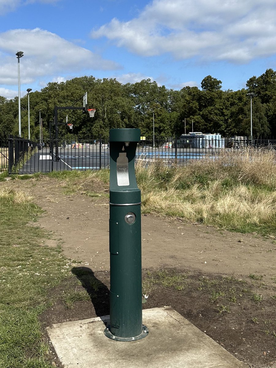 A new water fountain has been installed on #ClaphamCommon along the path beside the basketball court. 

💦 😎 🏀