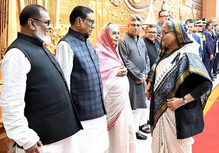 Bangladesh Prime Minister Sheikh Hasina leaves Dhaka today morning for Johannesburg, South Africa, to attend the 15th #BRICS Summit. Bangladesh PM is joining the summit at the invitation of South African President Matamela Cyril Ramaphosa. Read more: ddnews.gov.in/international/…