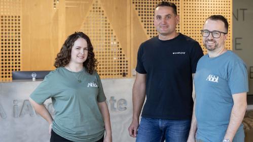 UOW's tweet photo. Abbl, the brewery software startup by two #UOW graduates, has secured the #Scalapay Scale Up Scholarship! Supported by UOW's @iaccelerate and Scalapay, they're set to revolutionise brewing management with $10K, mentorship, and innovation. 👉 https://t.co/rHOQAteLIh #UOWAlumni https://t.co/x32YLKaM5J