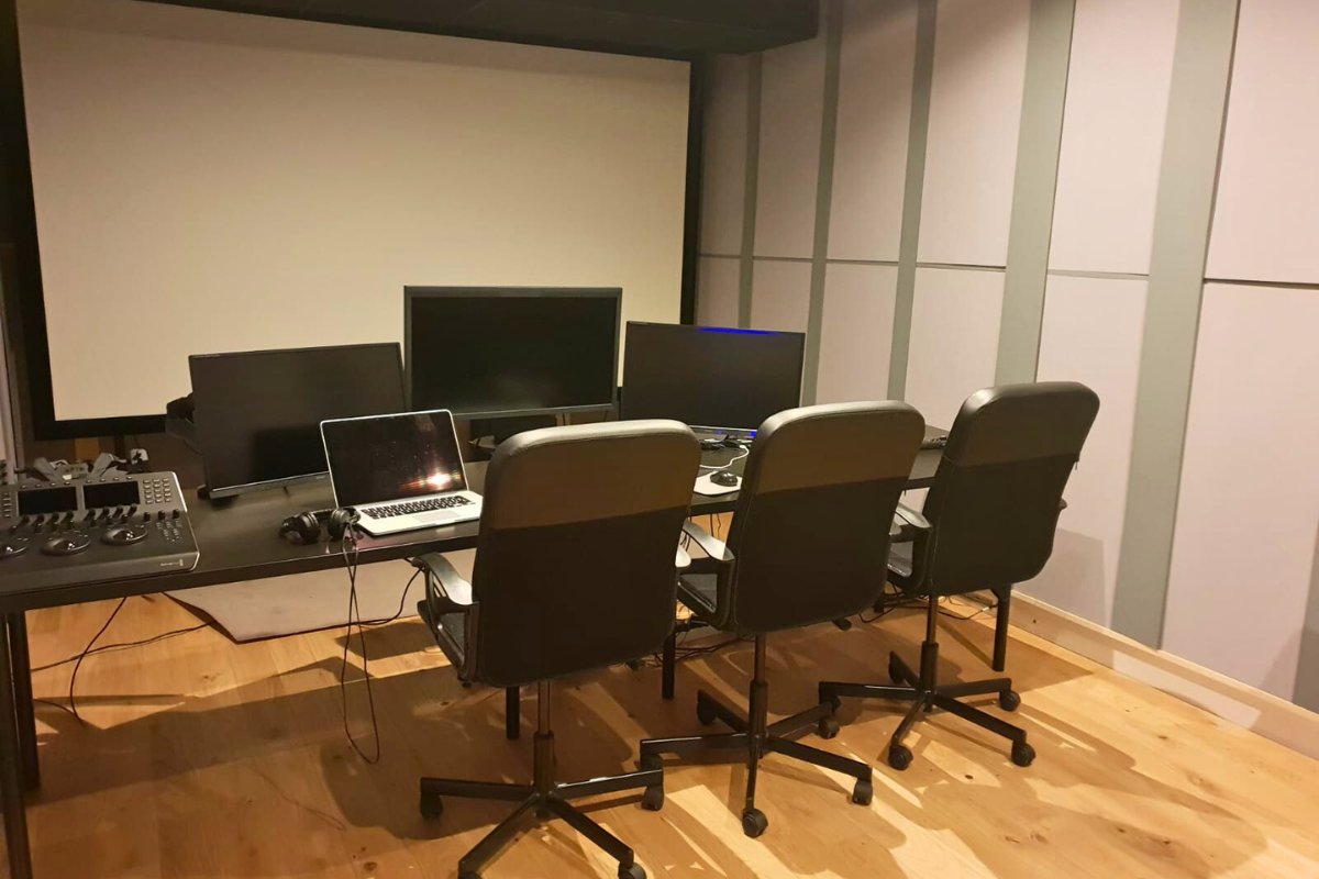WeAreTPMedia's tweet photo. Stop 8 of our Paris studios tour: our #Belleville studios!
Brimming with light, comfort & creativity, just like the artistic neighbourhood in which it is located, our Belleville location is one of the homes to our various #medialocalisation & audio services!
Check it out here! https://t.co/E7CPMFO1Vr
