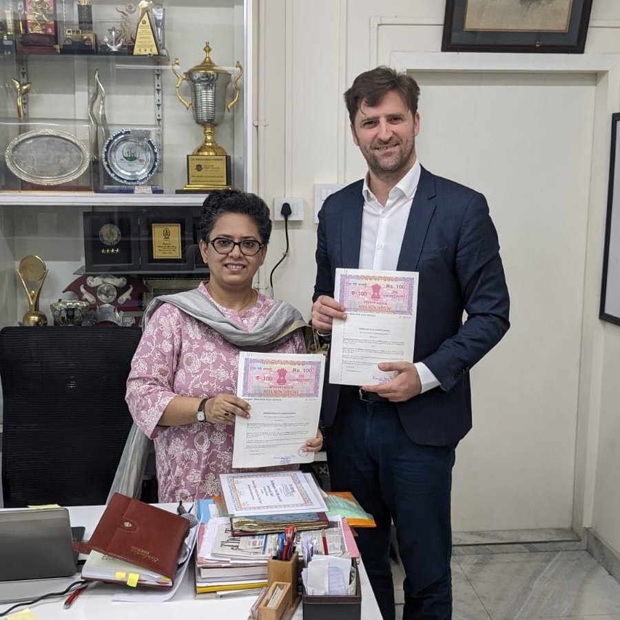 Alliance française du Bengale's director, Nicolas Facino had the honor of meeting Mrs. Paromita Guha Ray, Principal of Apeejay School Park Street. The signing of a Memorandum of Understanding marks the start of a significant partnership.