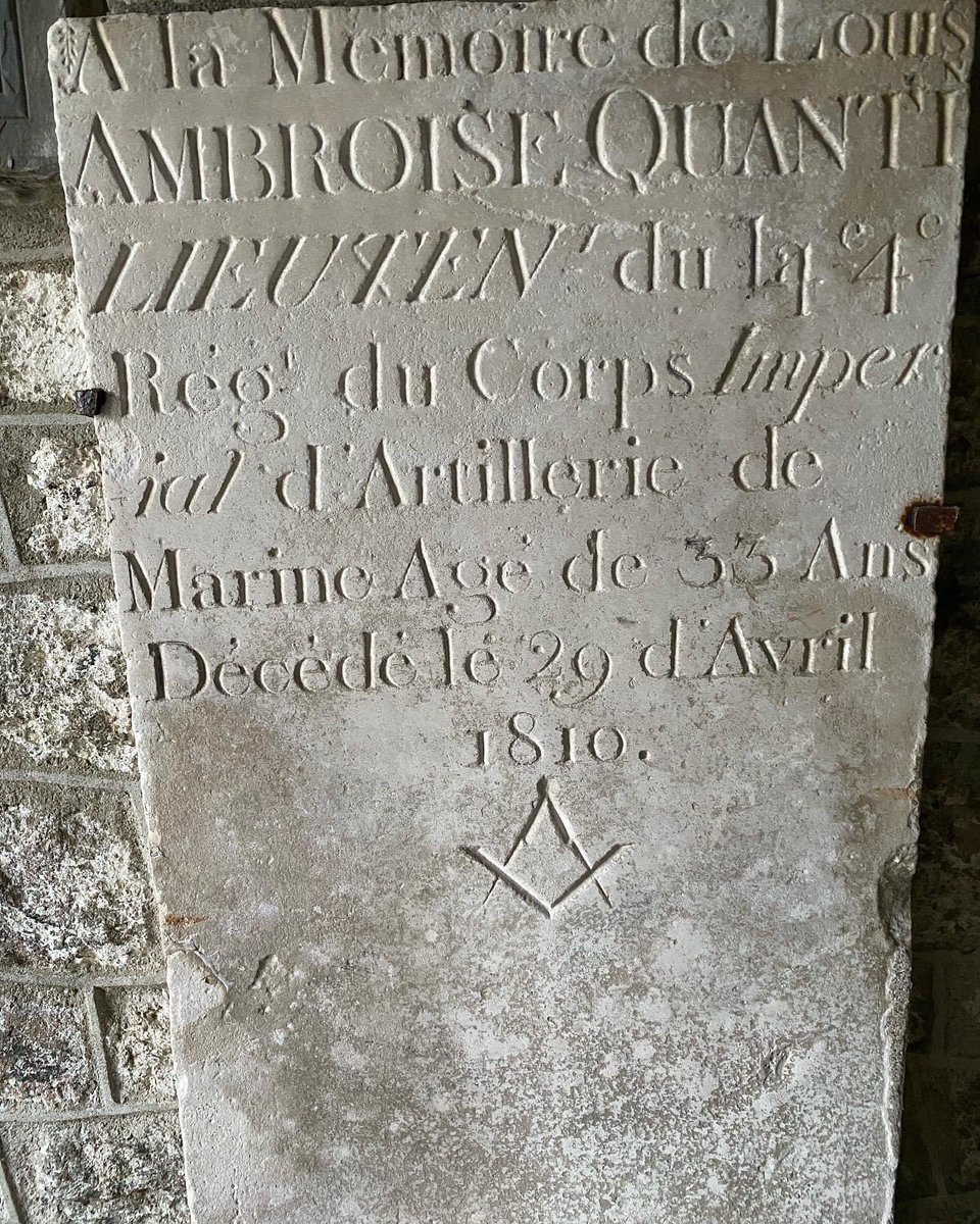 #MementoMoriMonday 

The French Lieutenant? Memorial stone in the porch of Moretonhampstead church. Probably a prisoner of war ( Napoleonic) who died in captivity. He seems to have been a Freemason (see mark)