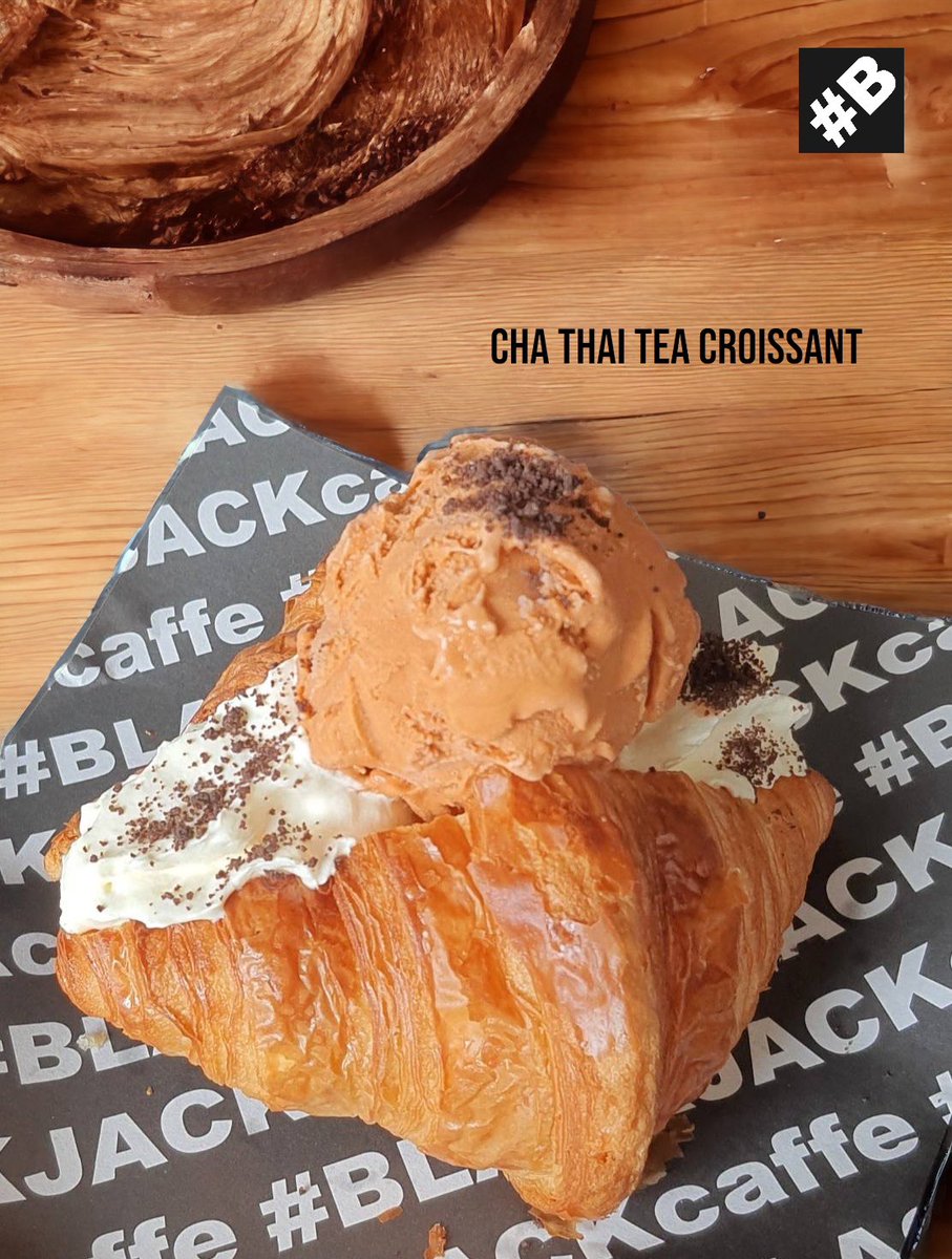 BLACKJACK_caffe's tweet photo. 𝐂𝐡𝐚 𝐓𝐡𝐚𝐢 𝐓𝐞𝐚 𝐂𝐫𝐨𝐢𝐬𝐬𝐚𝐧𝐭𝐬 

     ชาไทยครัวซ����

    ไอศครีมชาไทย ที่ทำจากชาชั้นดี เสิร์ฟพร้อมกับครัวซอง นุ่ม หอมกลิ่นเนย อบใหม่แบบด้านนอกกรอบพอดี ด้านในใส่วิปครีม โรยด้วยโอริโอ้บด

     มาลองได้แล้วทั้ง 3 สาขา

#BLACKJACKcaffe
#ChaThaiTeaCroissants https://t.co/KOokMwaPPC