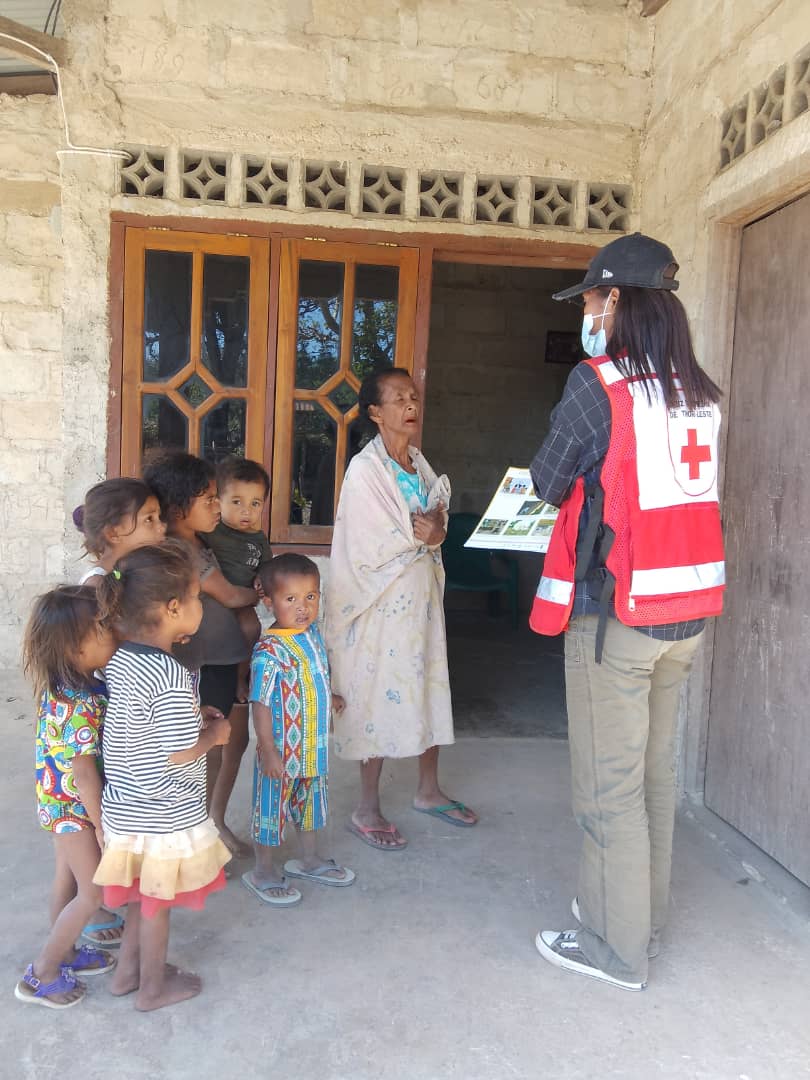 Covalima, 22/08/2023, CVTL's Covalima Branch conducted information dissemination on disaster prevention (Especially about strong winds and flooding) by going door-to-door in the village of Taroman and Belulik Leten. This program is funded by IOM in Timor-Leste.