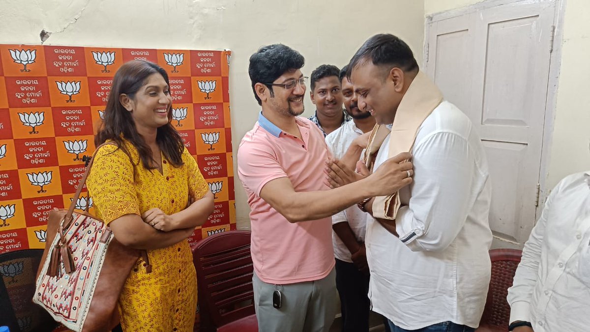 ଓଡ଼ିଆ ଅଭିନେତା ପୃଥ୍ଵୀରାଜ ଶତପଥୀ ଏବଂ ଅଭିନେତ୍ରୀ ନୈନା ଦାସଙ୍କ ସହ ଯୁବ ମୋର୍ଚ୍ଚା କାର୍ଯ୍ୟାଳୟରେ ସୌଜନ୍ୟ ମୂଳକ ସାକ୍ଷାତ ସହ ଶୁଭାଭିନନ୍ଦନ ଗ୍ରହଣ କଲି।
<a href="/BJP4India/">BJP</a> <a href="/BJP4Odisha/">BJP Odisha</a> @BJYMinOD