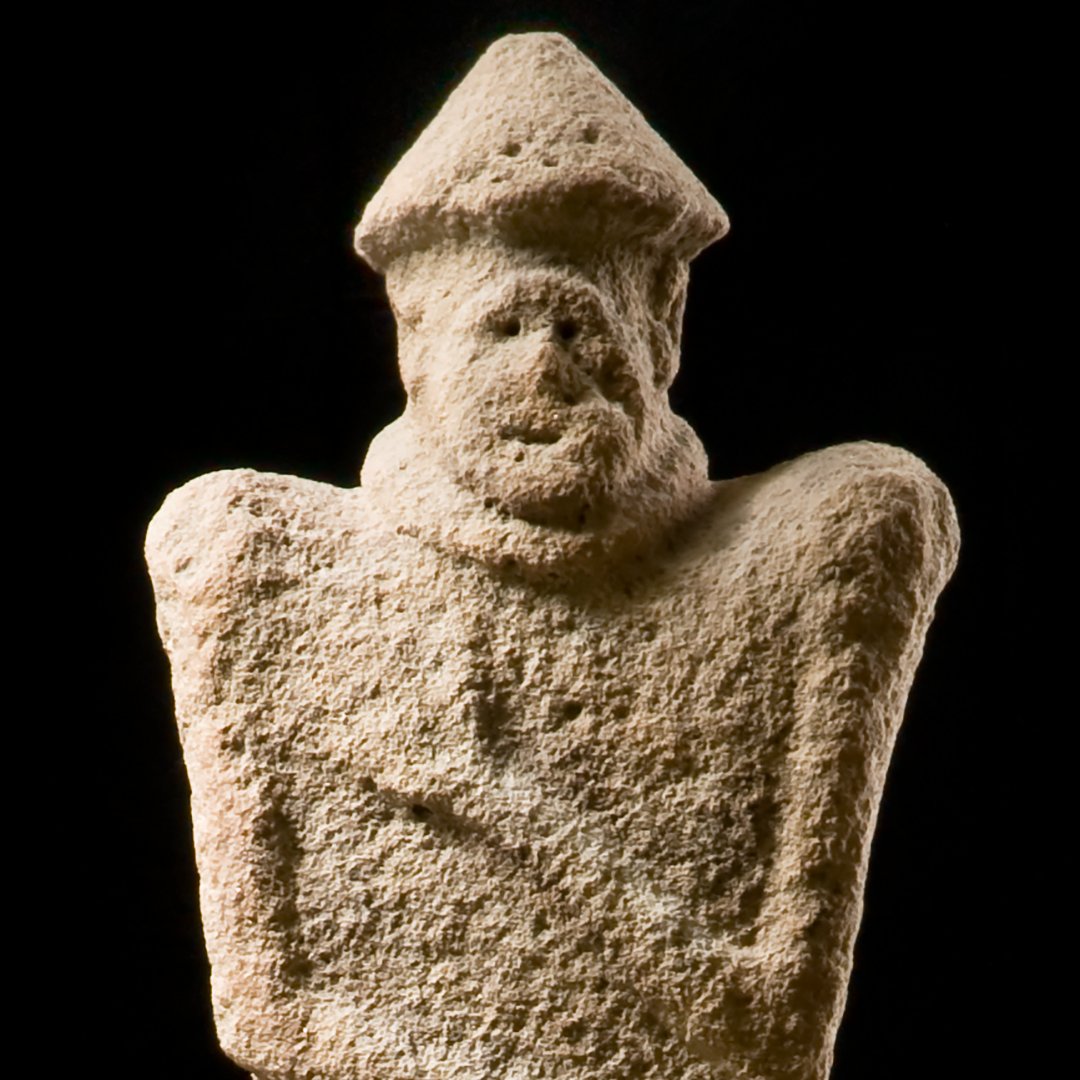 LMWStuttgart's tweet photo. #LMWAugenblick ⚔️Der sogenannte Krieger von Hirschlanden ist die älteste menschengestaltige Großskulptur Mitteleuropas. Die unbekleidet dargestellte Figur aus #Sandstein wurde am Fuß eines Grabhügels gefunden. 1/2
#Archäologie #Hallstattkultur #Skulptur https://t.co/W0yGv32Ew6