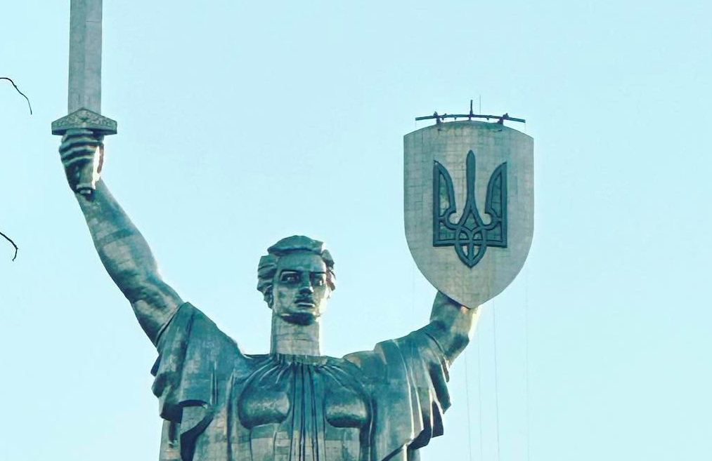 Я не хотів бути критиканом, бо усвідомлюю, наскільки це важка робота щось подібне змонтувати, але все ж вирішив перевірити здогадку і зафіксувати це хоча б для себе. Тризуб на щиті виглядає композиційно нижче ніж треба, бо при його монтажі суто математично розраховано рівні