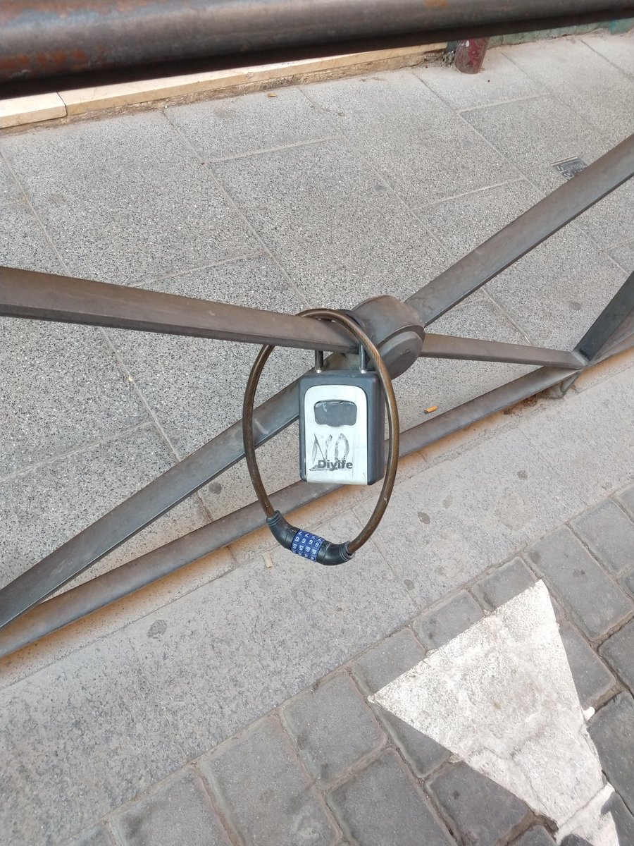 reclamalavapies's tweet photo. 🎶 En la calle del Oso ya no vive ni el gato, uno dos tres y cuatro...🎶
#NuestrasCasasNoSonHoteles
#FueraPisosTurísticos
Bienvenido el #ComandoLoctite que esto incapacite! https://t.co/20HVKgxvJt