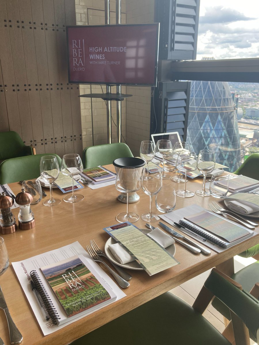 DORiberaUK's tweet photo. #ThrowbackThursday to Wines with Altitude masterclass🏙 Where we discuss the effects of altitude on #RiberadelDueroWines in the highest dining room in the UK. Last week we welcomed guests to Duck &amp; Waffle for a special food &amp; wine pairing event hosted by Mike Turner🍷 https://t.co/Wdp11RJMkz