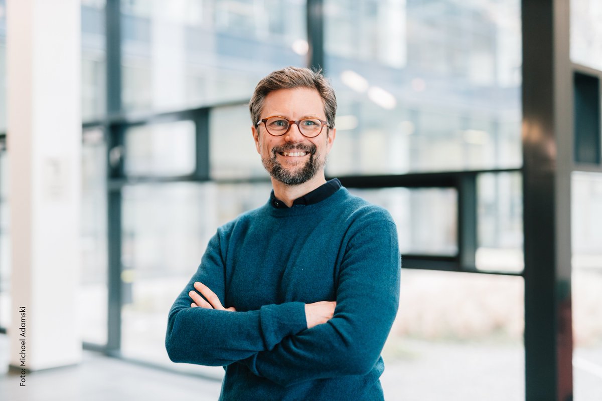 unibielefeld's tweet image. #KünstlicheIntelligenz, die ihre Empfehlung begründet? Forschende aus #Informatik und #Soziologie arbeiten @trr_318 @unibielefeld an einem System, das Mediziner*innen mit individuell angepassten Informationen zur Seite steht. #KI aktuell.uni-bielefeld.de/2023/08/22/wen…