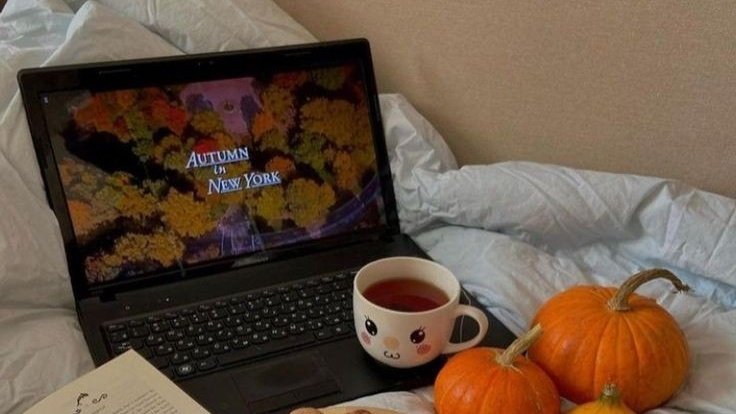 LadyHiddleston's tweet photo. Ultimo mese d'estate, poi finalmente arriverà l'autunno 🍂🍪🌧☕️📔🎃 https://t.co/BRZWDxDJnX
