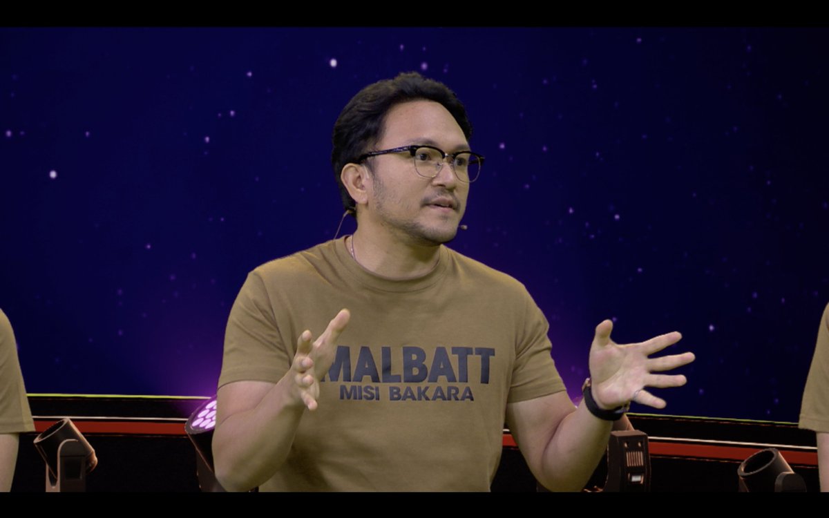 MyMeleTOP's tweet photo. Masih bersama pelakon-pelakon Malbatt Misi Bakara @Bront_Palarae @ZahirilAdzim @Shaheizy_Sam @GambitSaifullah!! Apa reaksi diorang bila #hairulazreen umum untuk bersara? #meletop https://t.co/7lcIPKbGhY