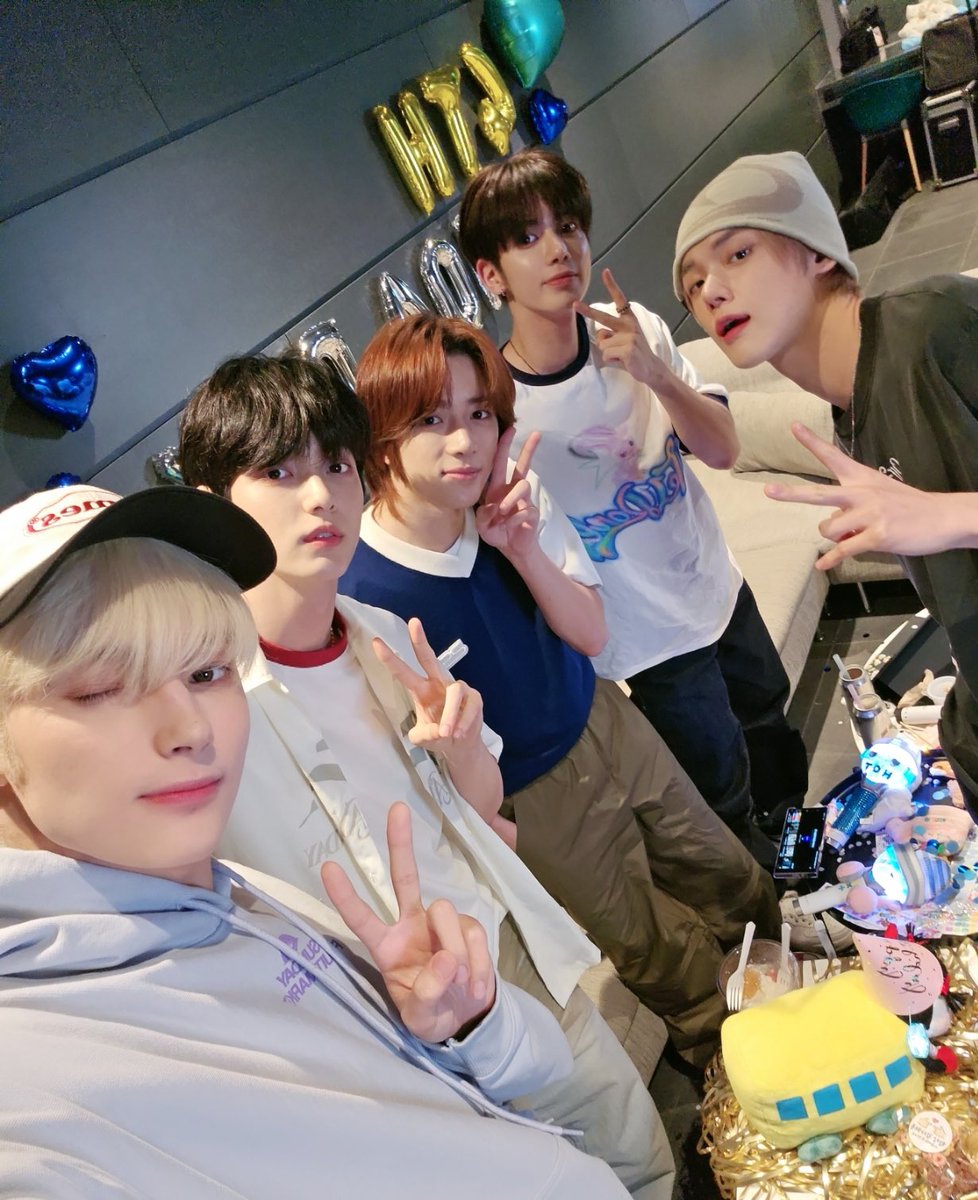 translatingTXT's tweet image. [230822] #HUENINGKAI Weverse 

“HAPPY BIRTHDAY” 

@TXT_members @TXT_bighit