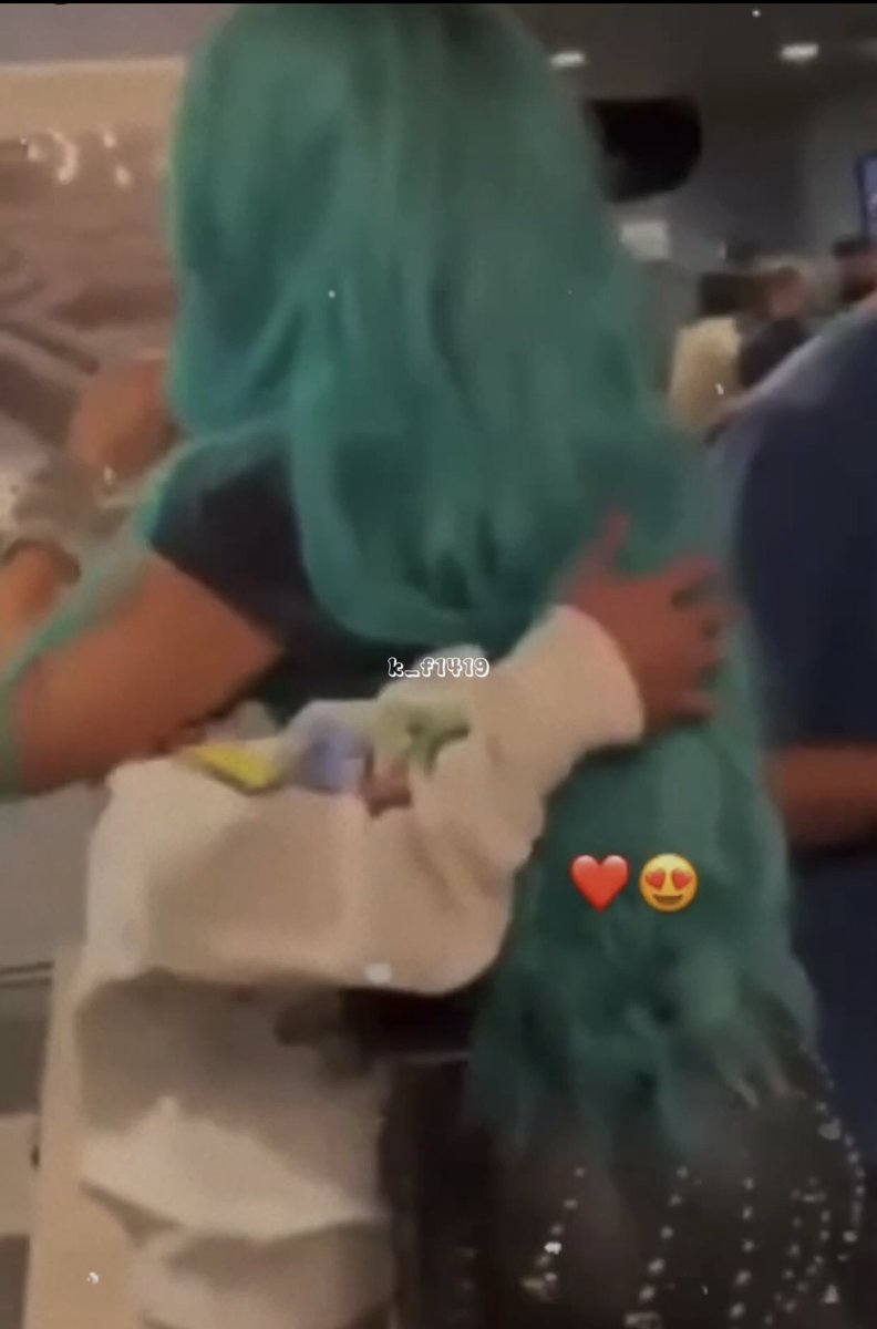 usuario12141516's tweet photo. Un abrazo de amigos🥰//un abrazo de novios🥹😍 https://t.co/2LahIYdyIU