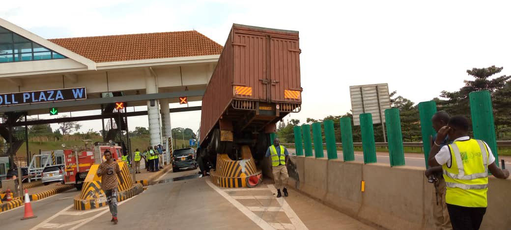 DAlinange's tweet photo. Maybe the expressway operation should target the mechanical condition of vehicles first. https://t.co/RpQkYcNJUG