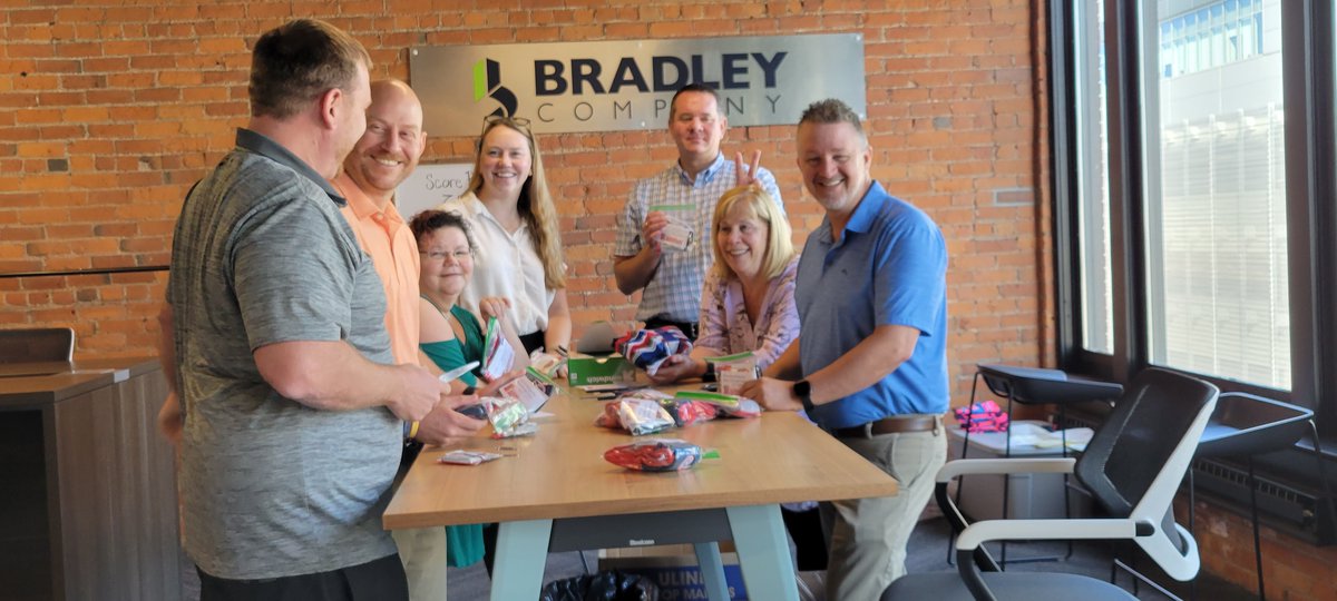 Blessings260's tweet photo. Bradley Company (Bradley Company - Fort Wayne) working hard on gift bags to welcome the kids at our schools back from summer vacation! 
Thank you to the employees for volunteering, and of course to Albanese Confectionery for providing 2600 bags of gummy bears! https://t.co/Ji61y2c75R